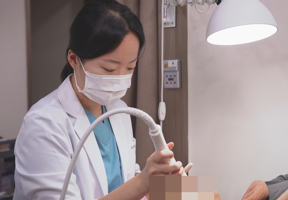 핸드피스로 한관종 치료를 진행하는 시술 장면